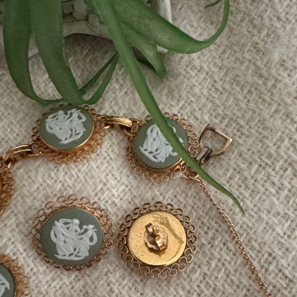 Vintage Elegant Gold and Green Cameo Bracelet & Earring Set - Picture 2 of 2